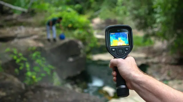 Un científico registra temperaturas del río Hirviente.