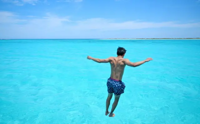Hombre tirándose al agua en Venezuela